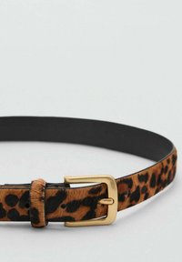 Remen s uzorkom leoparda s zlatnom kopčom, koji ima teksturiranu površinu nalik krznu i čvrstu crnu poleđinu. Širina je ujednačena kroz cijeli remen.