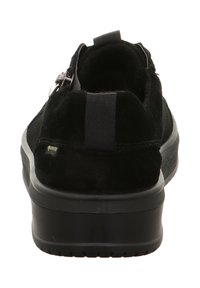 Černé semišové tenisky s nízkým profilem, gumovou podrážkou, elastickými bočními panely a zadním poutkem pro snadné nazouvání.