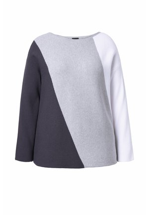 Maglione grigio e bianco a blocchi con texture a coste, scollo rotondo e maniche a tre quarti.
