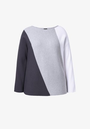 Grijs en wit blokpatroon trui met geribbelde textuur, ronde halslijn en driekwart mouwen.