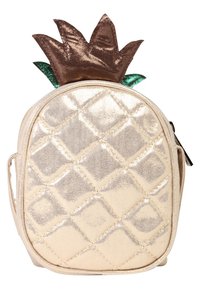 Zaino oro trapuntato con una parte superiore a forma di ananas; presenta una finitura lucida, foglie marroni e accenti verdi. Design compatto con chiusura a zip.