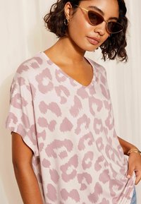 Friends Like These Pamata T-krekls - animal leopard