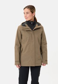 Giacca da pioggia marrone chiaro con cappuccio, caratterizzata da dettagli neri e una zip bilaterale. Realizzata in materiale impermeabile con una texture liscia.