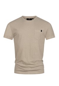 Beige Baumwoll-T-Shirt mit kurzen Ärmeln, Rundhalsausschnitt und einer linken Brusttasche mit einem kleinen schwarzen Etikett. Weicher, strukturierter Stoff.