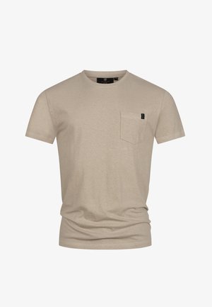 Beżowa bawełniana koszulka z krótkim rękawem, okrągłym dekoltem i kieszonką na lewym piersi, z małą czarną metką. Miękka, teksturowana tkanina.