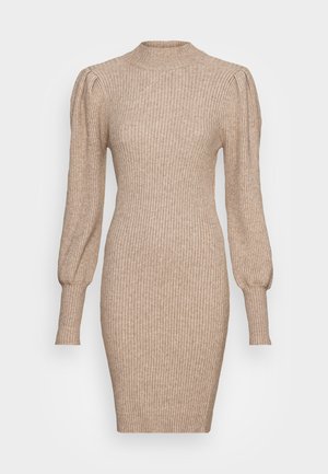 Beige ribstrikket langærmet kjole med pufskuldre, tætsiddende talje, høj halsudskæring og forlængede manchetter.