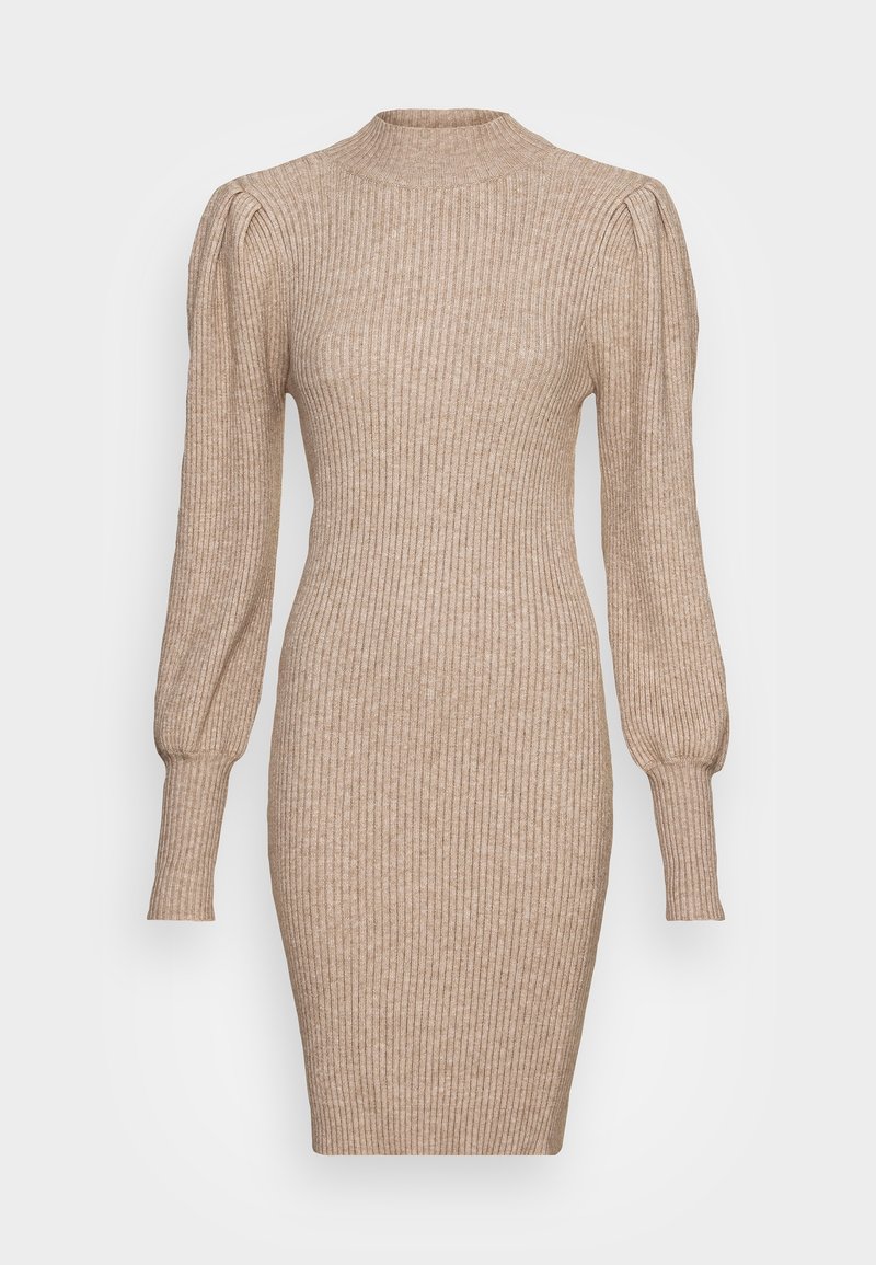 Robe beige en maille côtelée à manches longues avec épaules bouffantes, taille marquée, col montant et poignets allongés.