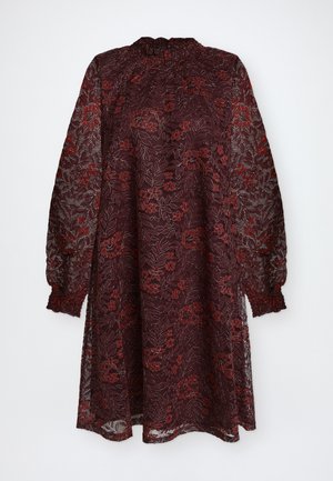 Longue robe en dentelle bordeaux avec motif floral rouge, col montant, longues manches bouffantes et poignets élastiques.