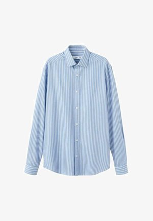 Hellblaues Hemd mit langen Ärmeln und dünnen weißen vertikalen Streifen. Es verfügt über einen spitzen Kragen, Knopfverschlüsse und einen abgerundeten Saum.