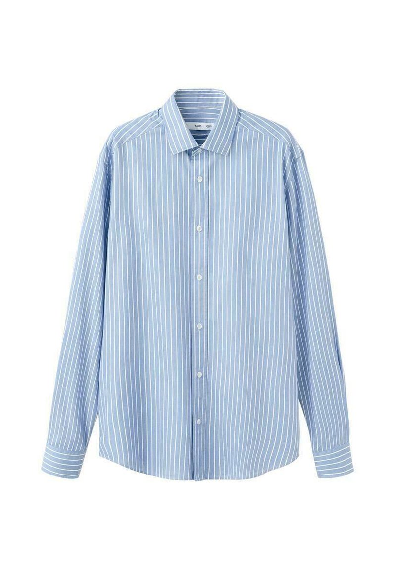 Hellblaues Hemd mit langen Ärmeln und dünnen weißen vertikalen Streifen. Es verfügt über einen spitzen Kragen, Knopfverschlüsse und einen abgerundeten Saum.