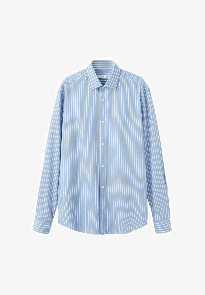 Hellblaues Hemd mit langen Ärmeln und dünnen weißen vertikalen Streifen. Es verfügt über einen spitzen Kragen, Knopfverschlüsse und einen abgerundeten Saum.