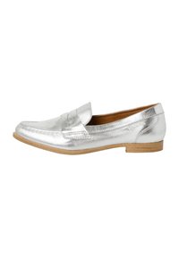 Silvriga läderloafers har en sydd tå och en platt sula med ett ljusbrunt, texturerat grepp. Elegant minimalistisk design med en enkel accent.