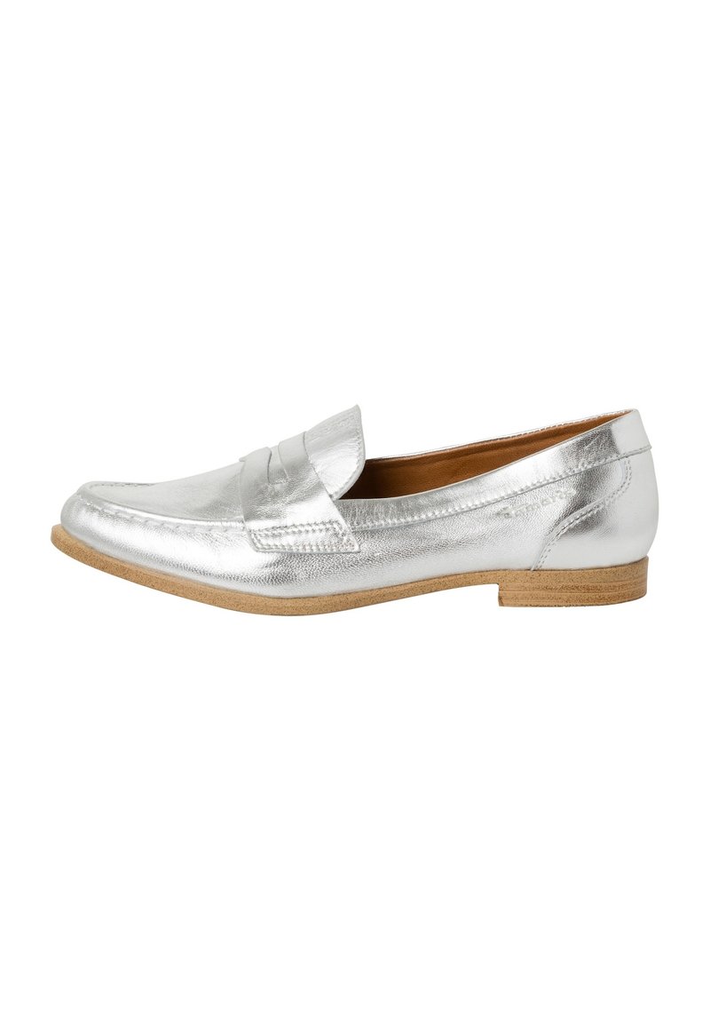 Silvriga läderloafers har en sydd tå och en platt sula med ett ljusbrunt, texturerat grepp. Elegant minimalistisk design med en enkel accent.