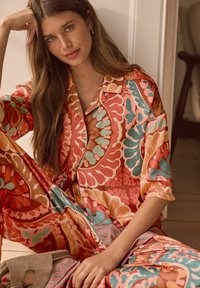 Next SHORT SLEEVE CRINKLE - REGULAR FIT - Užsagstoma palaidinė - brown multi paisley border print