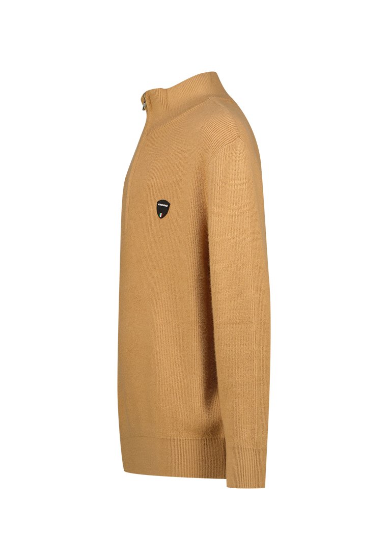 Sweter robiony na drutach w ciepłym odcieniu beżu, z wysokim kołnierzem, ściągaczami na rękawach i małą czarną łatą z logo na piersi. Teksturowane wykończenie.