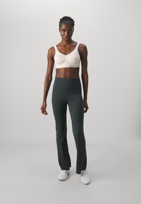 triaction by Triumph CARDIO FLOW - Sujetadores deportivos con sujeción alta - fresh powder