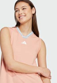 adidas Sportswear TIRO CUT 3 STRIPES SOFT LONG - Maksimekko - ambient blush white