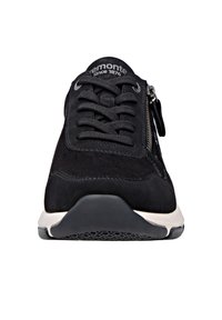 Schwarze Wildledersneaker mit schwarzen Schnürsenkeln, Reißverschlussdetails und grauer Gummisohle. Verfügt über einen gepolsterten Kragen und eine strukturierte Oberfläche für besseren Halt.