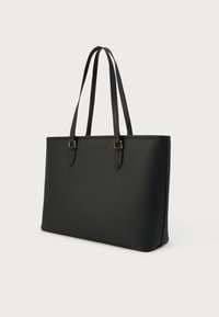 Bolso tote negro de cuero vegano con dos asas largas, forma rectangular, textura lisa y detalles metálicos dorados.