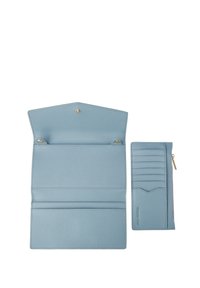 Portafoglio in pelle azzurro chiaro con superficie testurizzata, dotato di chiusura a scatto, scomparti per carte e una sezione staccabile per le monete.