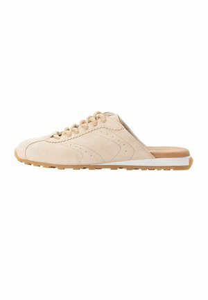 Beige slip-on sneaker med snørebånd, overdel i ruskind og sål i gummigummi, designet til afslappet brug og nem indendørs-udendørs brug.