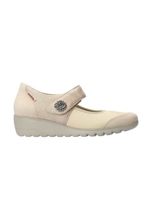 Zapato Mary Jane beige con parte superior texturizada, correa ajustable y punta redondeada sobre una suela ligera y acolchada con un sutil patrón de tracción.