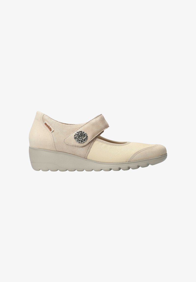 Zapato Mary Jane beige con parte superior texturizada, correa ajustable y punta redondeada sobre una suela ligera y acolchada con un sutil patrón de tracción.