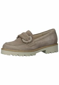Mocassini in suede di un leggero taupe con una decorativa fascia annodata e hardware beige, dotati di una suola in gomma robusta e dettagli cuciti.