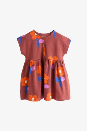 Rød stofkjole med korte ærmer, rund halsudskæring, fem-knaps lukning og blomstermønster i orange, pink og blå med en rynket nederdel.