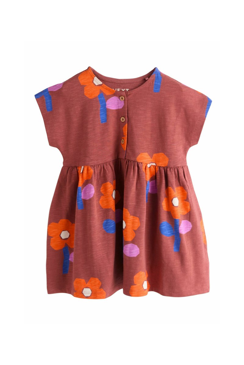 Rød stofkjole med korte ærmer, rund halsudskæring, fem-knaps lukning og blomstermønster i orange, pink og blå med en rynket nederdel.