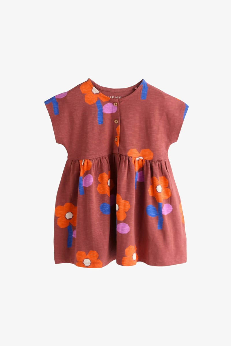 Rød stofkjole med korte ærmer, rund halsudskæring, fem-knaps lukning og blomstermønster i orange, pink og blå med en rynket nederdel.