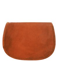 Brązowy skórzany kopertówka o gładkiej teksturze, zakrzywionym topie i kontrastowym żółtym przeszyciu wzdłuż krawędzi. Minimalistyczny design, brak widocznego okucia.