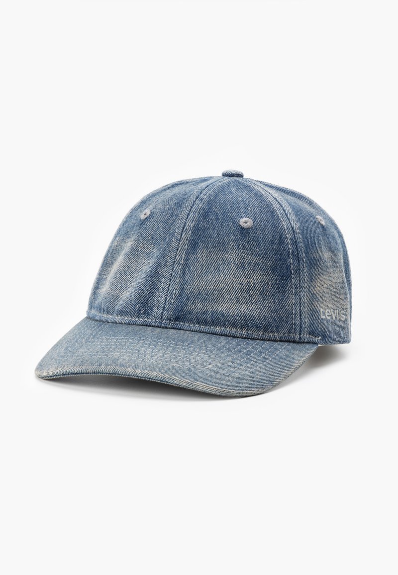 Casquette de baseball en denim bleu clair avec une couronne arrondie, un bord légèrement courbé et des coutures contrastantes. Présente un logo sur le côté.