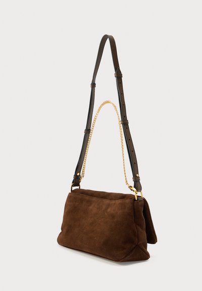 Braune Wildleder-Handtasche mit strukturierter Form. Mit abnehmbarem Ledergriff und goldfarbenen Kettenakzenten für zusätzliche Akzente.