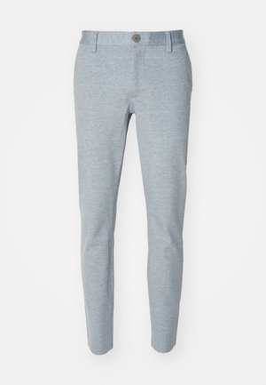 Pantaloni bleu deschis dintr-un material texturat, cu închidere prin buton și design cu picior tapered. Fără tipare sau accente vizibile.