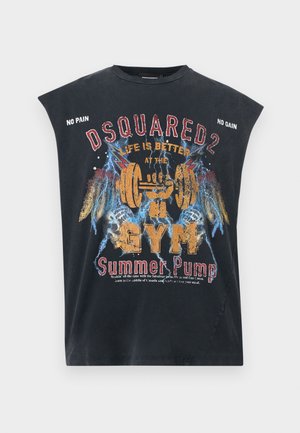 Μαύρο αμάνικο γυμναστηρίου με γραφικό σχεδιασμό μιας σφιγμένης γροθιάς που κρατάει μια μπάρα με βαράκια, κείμενο "Dsquared2", "Η ζωή είναι καλύτερη στο γυμναστήριο", "Summer Pump", "Χωρίς πόνο, χωρίς κέρδος."
