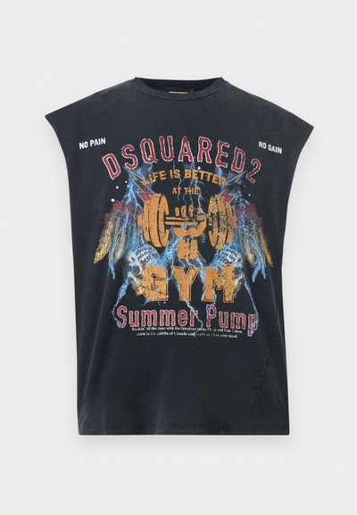 Μαύρο αμάνικο γυμναστηρίου με γραφικό σχεδιασμό μιας σφιγμένης γροθιάς που κρατάει μια μπάρα με βαράκια, κείμενο "Dsquared2", "Η ζωή είναι καλύτερη στο γυμναστήριο", "Summer Pump", "Χωρίς πόνο, χωρίς κέρδος."