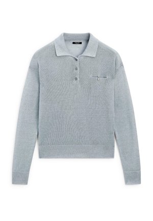 Maglione polo a maniche lunghe di colore grigio chiaro, lavorato a maglia con polsini a coste, patta con tre bottoni, colletto e piccola tasca sul petto con bottone.