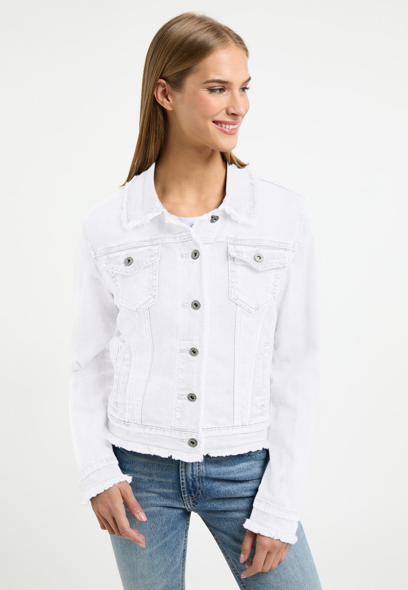 Chaqueta de mezclilla blanca con un diseño corto, dobladillo deshilachado, dos bolsillos frontales, botones plateados y un cuello clásico. Textura suave.