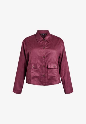 Bordeaux ruskindsjakke med krave, knaplukning foran og to brystlommer med knapflapper. Lange ærmer og cropped pasform.