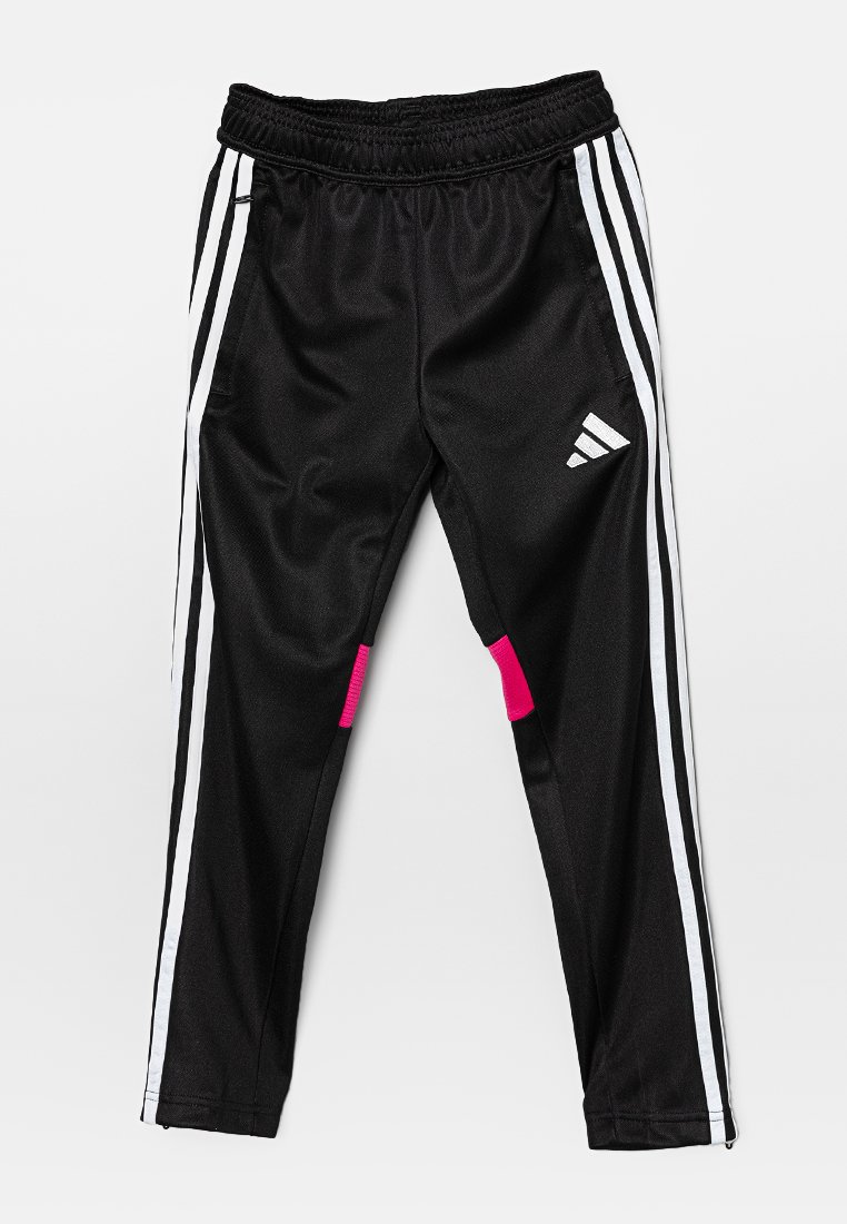 Pantaloni sportivi neri con una texture liscia, caratterizzati da strisce laterali bianche e dettagli rosa sulla parte inferiore della gamba. Vita elastica per il massimo comfort.