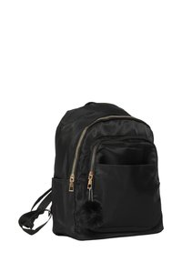 Zaino in nylon nero con due cerniere dorate, tasca frontale, tasca laterale e un pom-pom nero decorativo attaccato alla linguetta della cerniera.