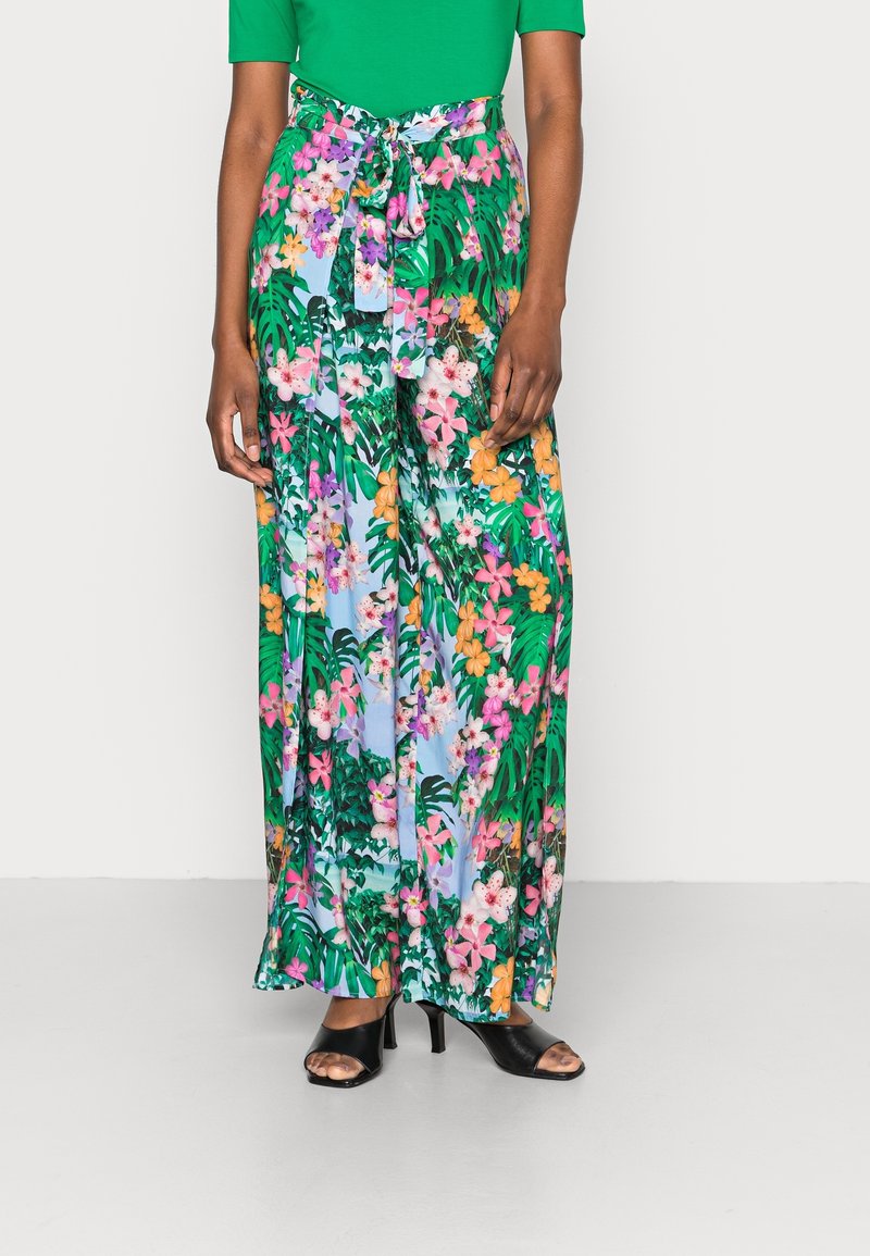 Pantalons maxi floraux verts, ornés de fleurs roses et orange et de motifs feuillus, avec un détail de taille nouée et une silhouette fluide.