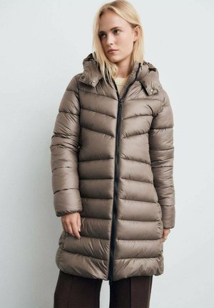 Manteau d'hiver brun avec capuche, présentant des sections piquées horizontales, une fermeture éclair à l'avant et un design mi-long. Matériau lisse et brillant.