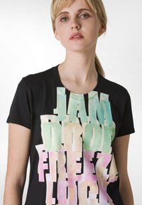 Černé tričko s oversize, vícebarevným textem: "JAM DROP FREEZA LOCK". Krátké rukávy, kulatý výstřih, hladká bavlněná tkanina.