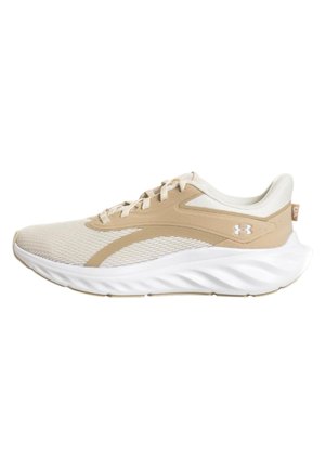 Scarpa da corsa beige e bianca Under Armour con tomaia in mesh, suola imbottita con motivo a onde e chiusura con lacci.
