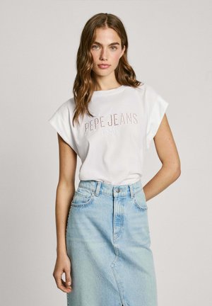 Balta medvilnės marškinėlė su trumpomis ir susuktiomis rankovėmis, ant kurių užrašas "PEPE JEANS LONDON" rožine spalva, derinama su šviesiai mėlynais džinsiniais sijonais su šoniniais akcentais.
