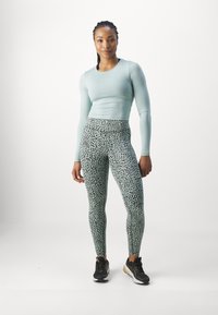 Casall CROP LONG SLEEVE - Pikkade varrukatega topp - mellow mint