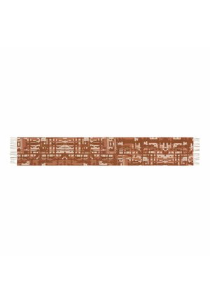Long tissu rectangulaire avec un motif abstrait géométrique marron et beige, bords frangés aux deux extrémités.