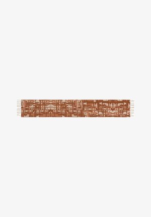 Long tissu rectangulaire avec un motif abstrait géométrique marron et beige, bords frangés aux deux extrémités.